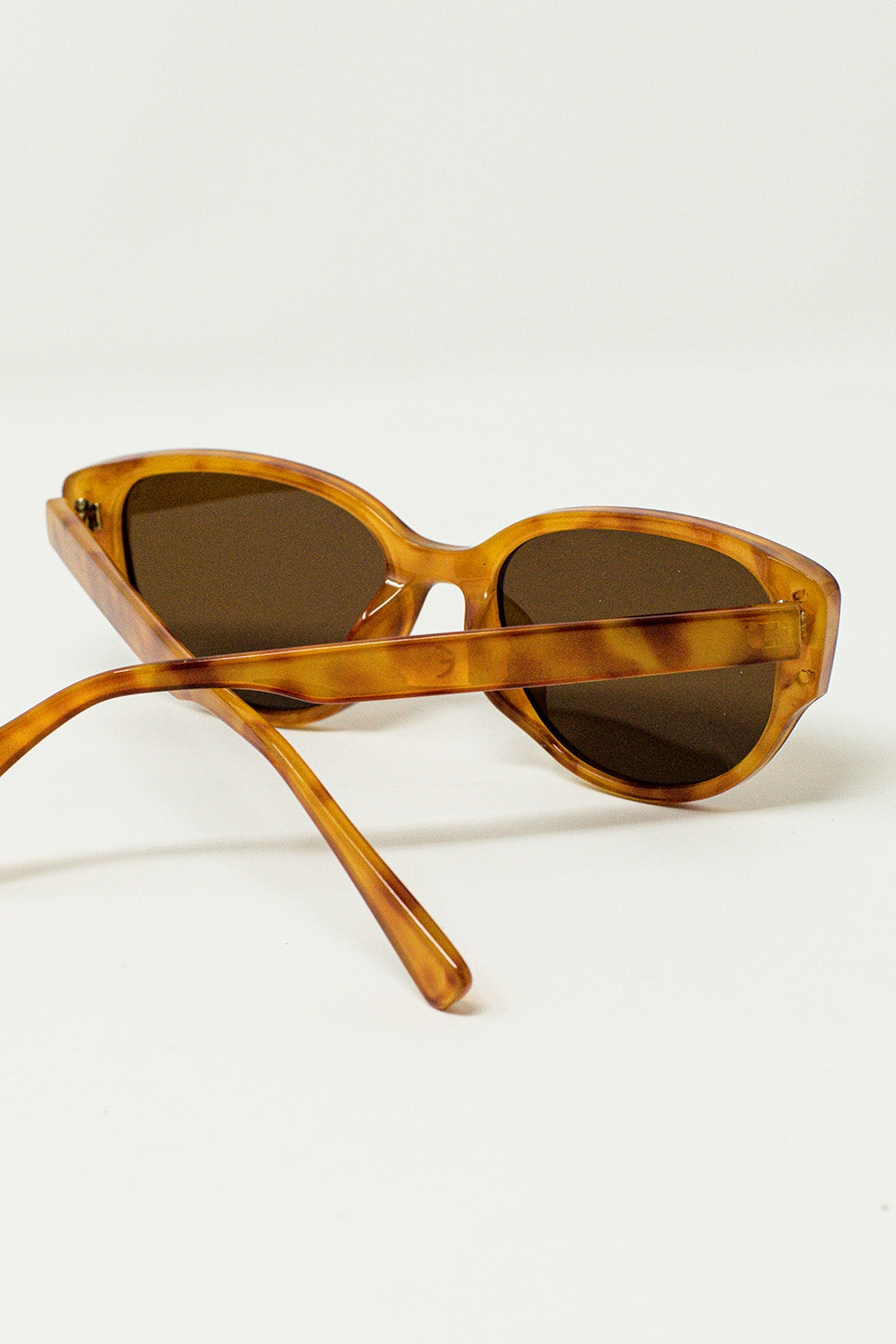 Oval Sunglasses In Light Yellowish Tortoise Shell - Sunglasses