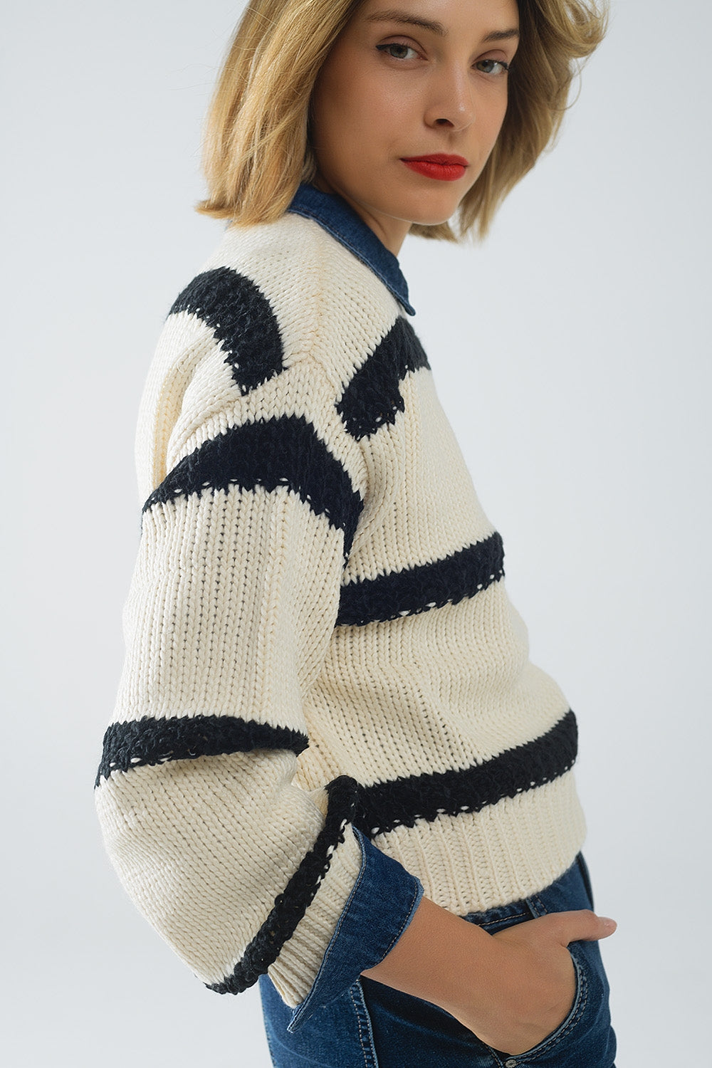 Relaxed beige jumper with black stripes - Jumpers