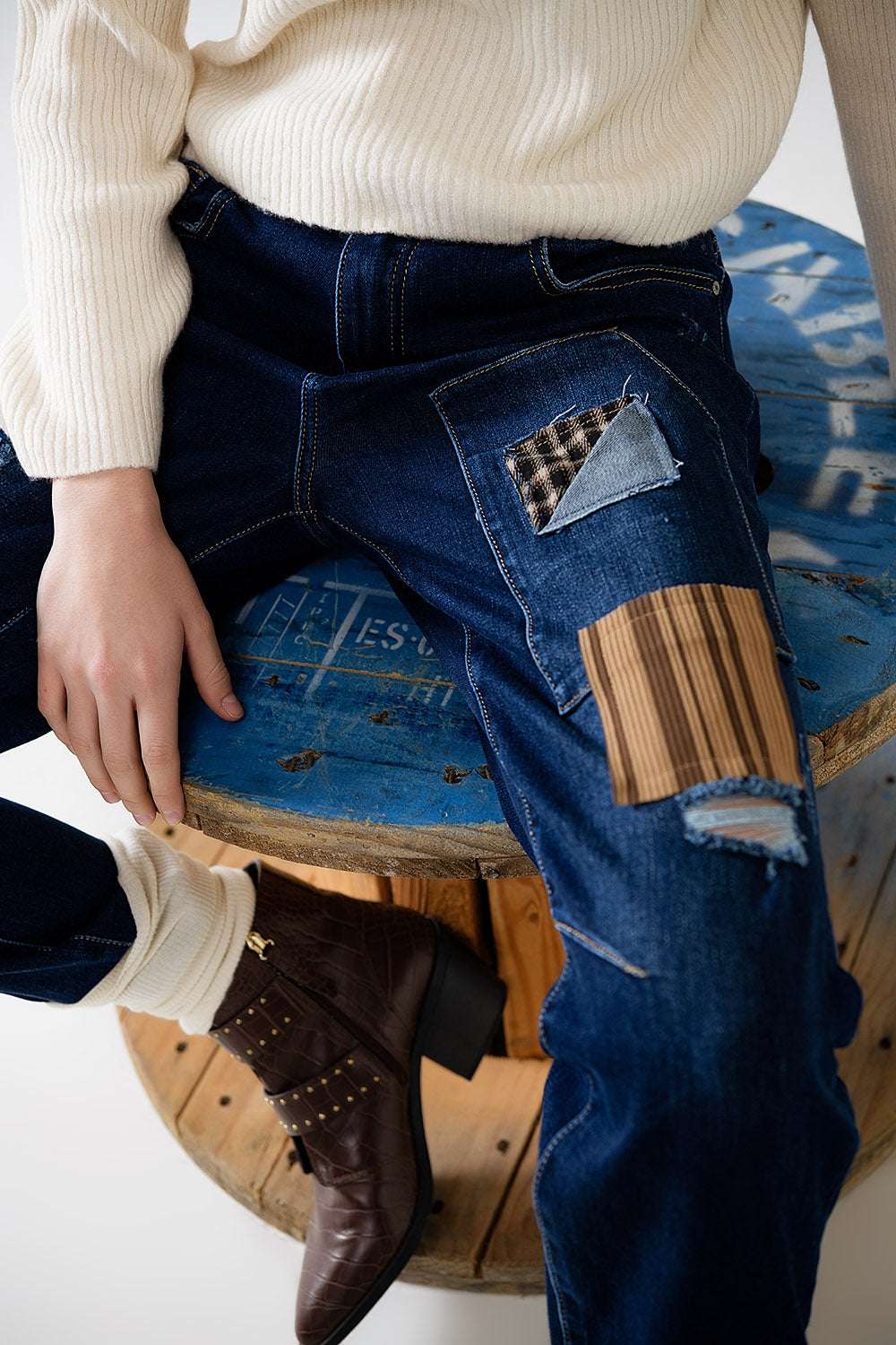 relaxed denim with patches - Jeans