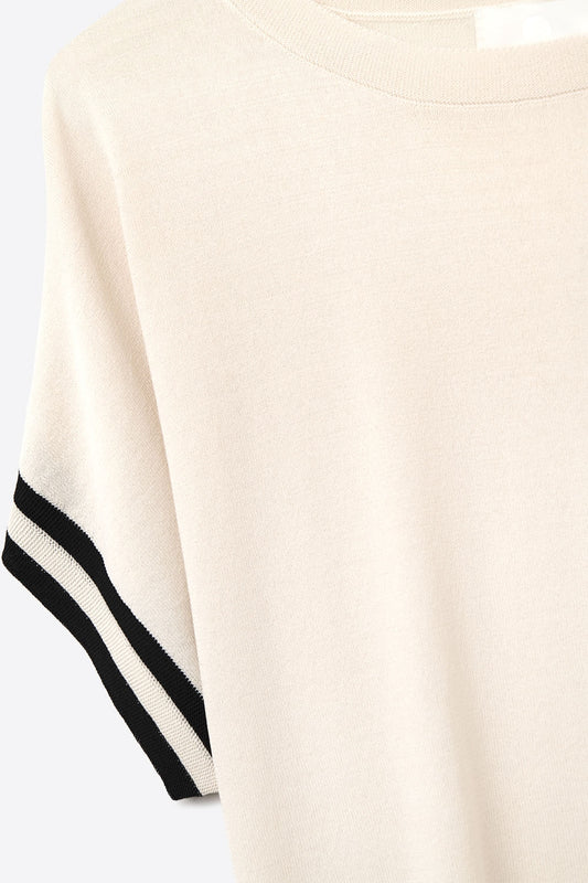 relaxed Sweater In beige with black contrast detail - T-shirts