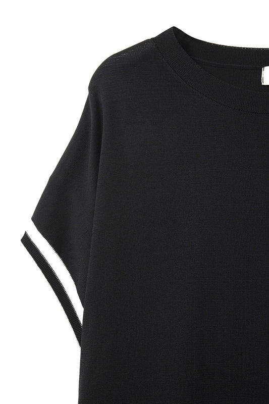relaxed Sweater In Black with white contrast detail - T-shirts