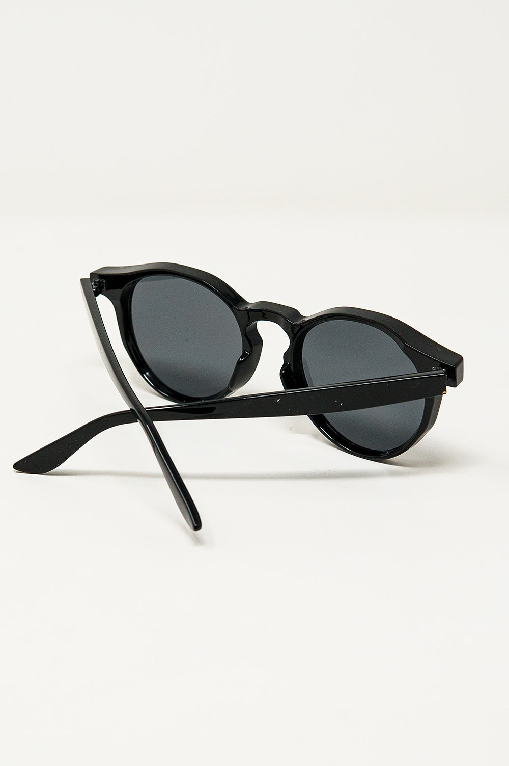 Retro Round Sunglasses With Smoke Black Lens in Black - Sunglasses