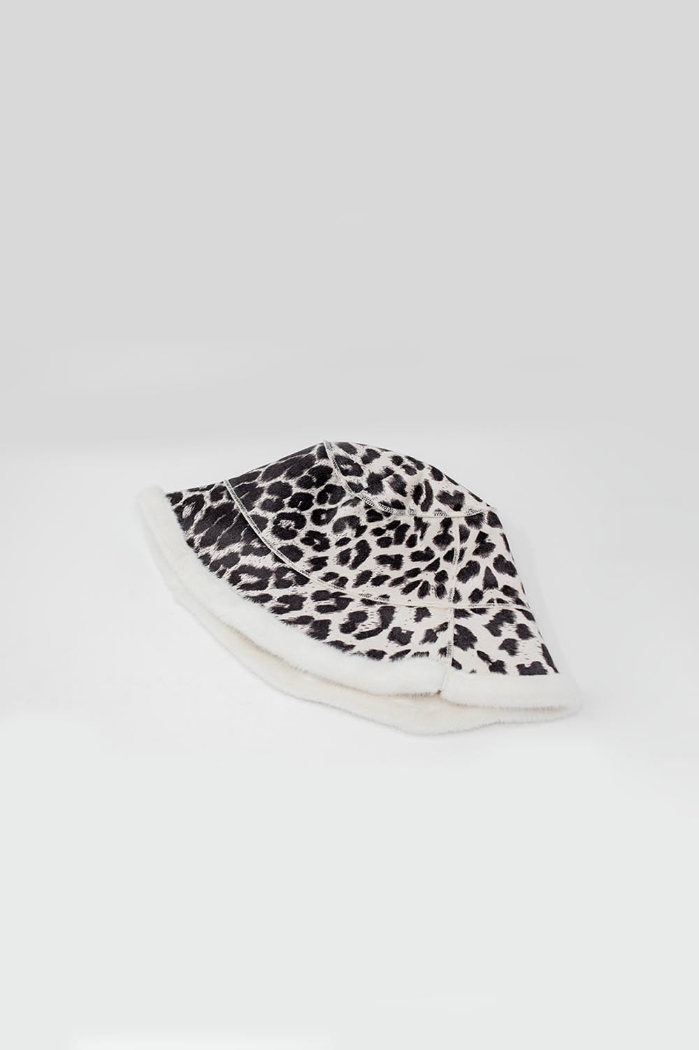 Reversible bucket hat in leopard print in ecru - Hats