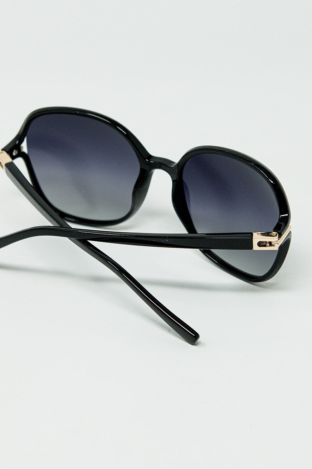 Round sunglasses in black with gold metal detail - Sunglasses