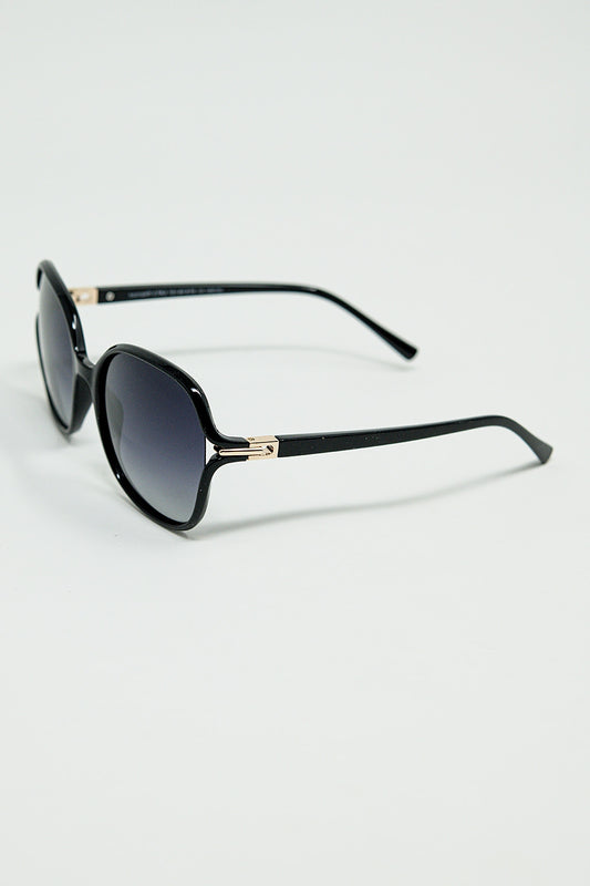 Round sunglasses in black with gold metal detail - Sunglasses