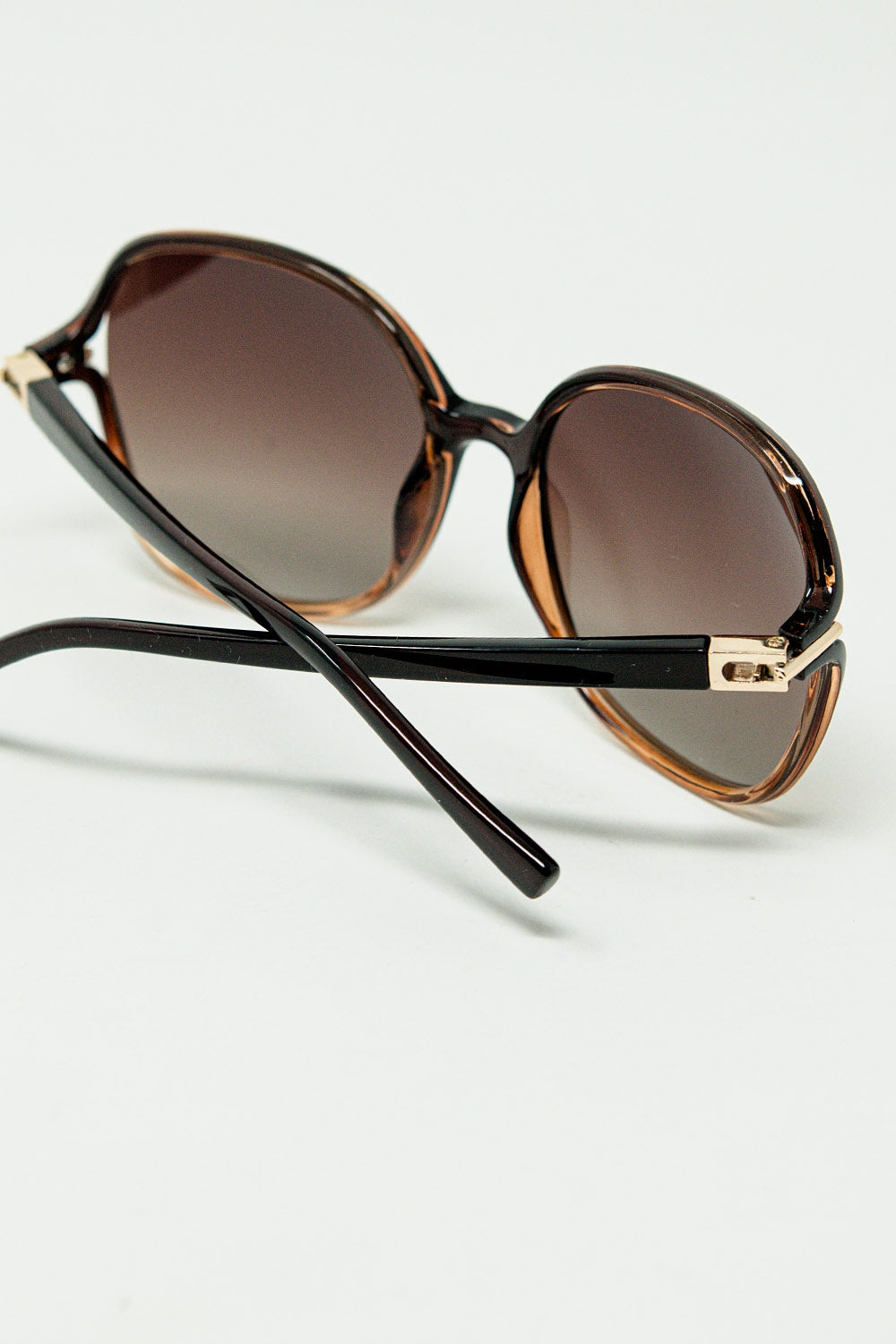 Round sunglasses in caramel color with gold metal detail - Sunglasses