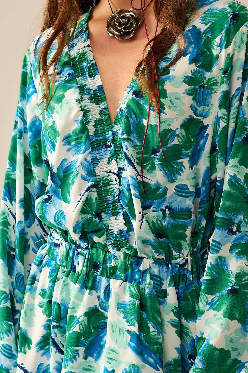 short dress with a wide V-neck and floral print - Dresses
