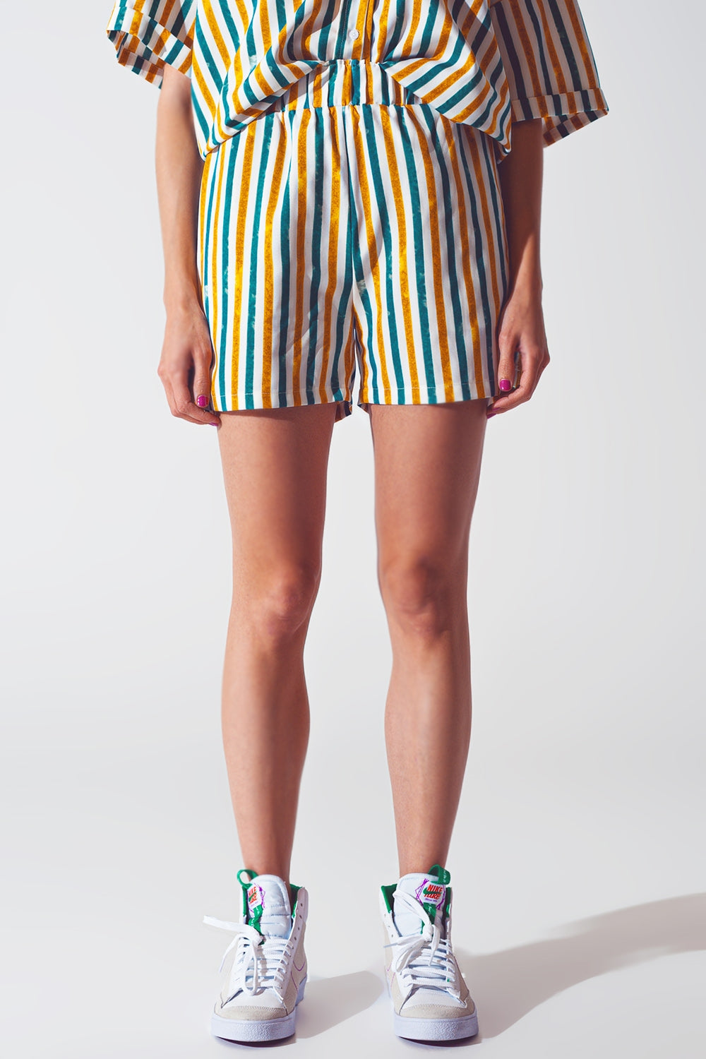 Shorts in green stripes - Trousers