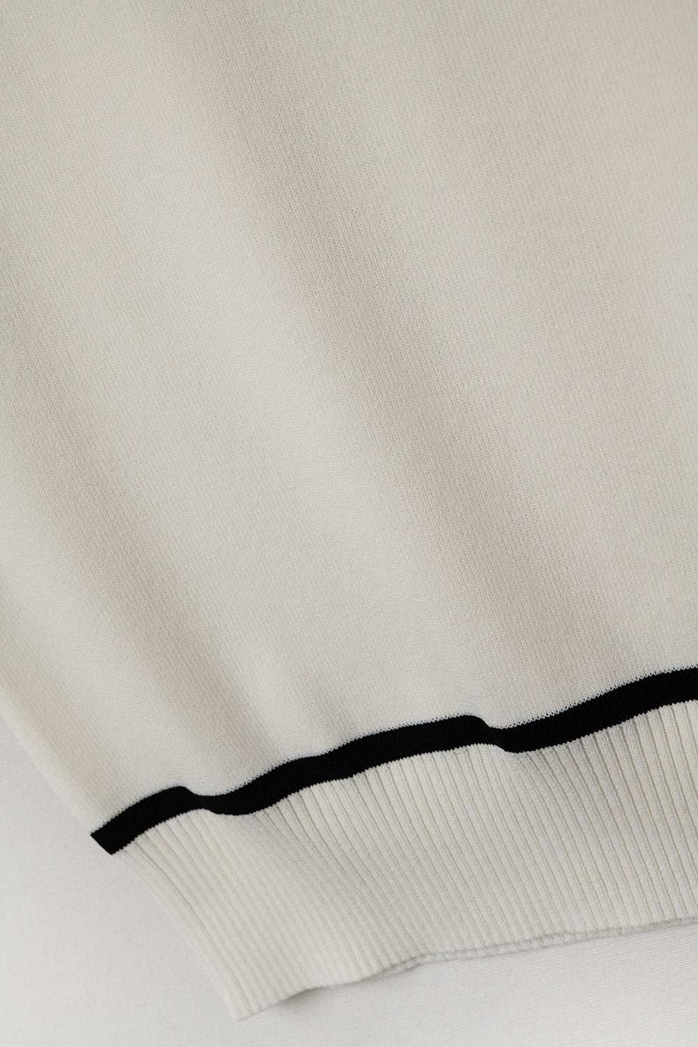 Sleeveless Sweater In White Featuring Black Lines On The Outside - Tops