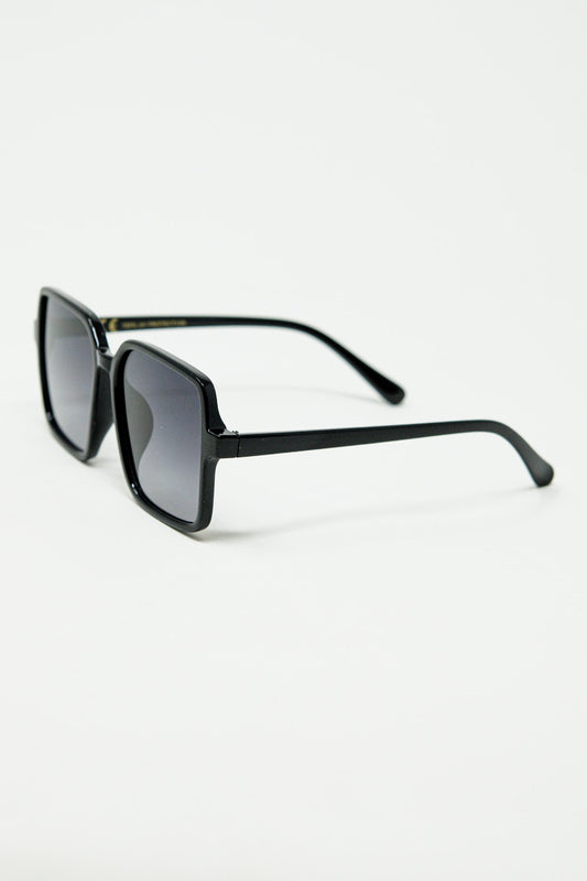 Square sunglasses with high gloss frame in black - Sunglasses