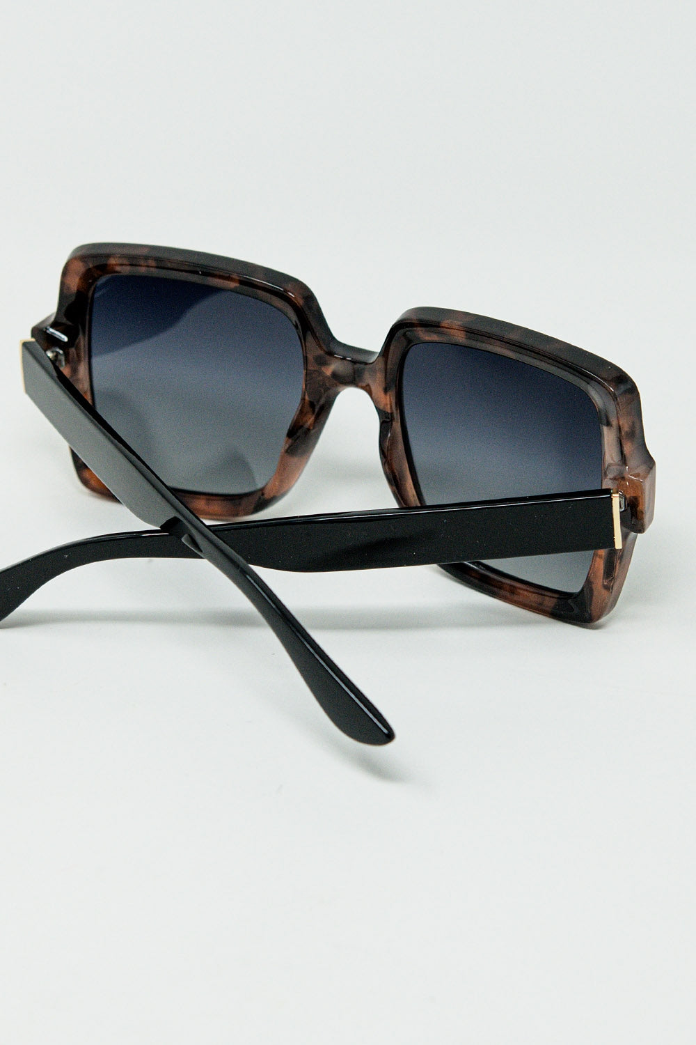 Sunglasses with a brown print frame and black temples - Sunglasses