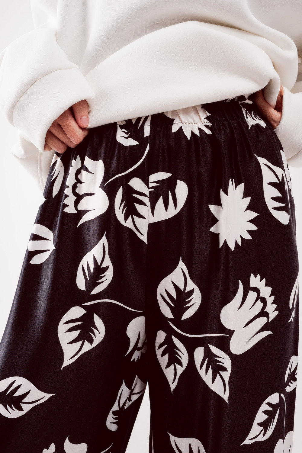 Elasticated super wide leg pants in black - Trousers