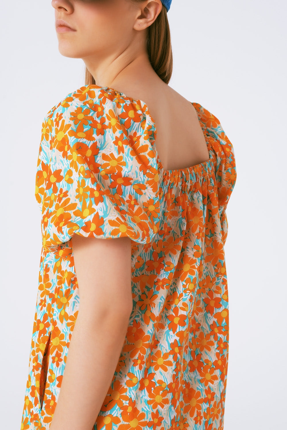 Vestido corto amplio estampado de flores y mangas abullonadas - Dresses