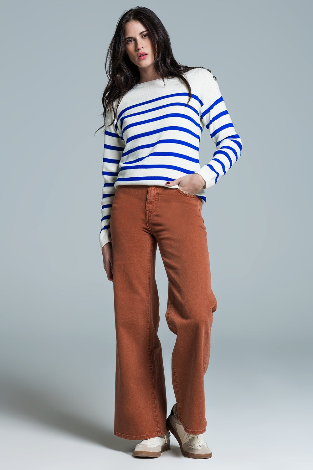 White sweater with buttons on shoulders and blue stripes - Jumpers