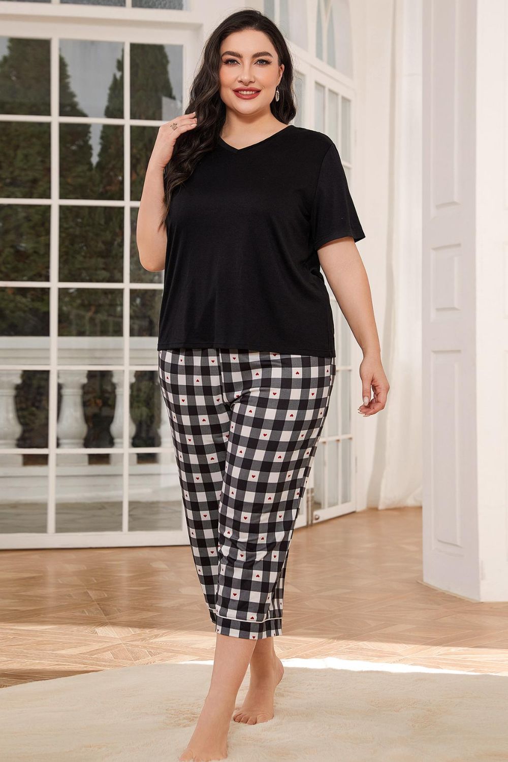 Conjunto lounge com t-shirt decote em V e calças cropped xadrez