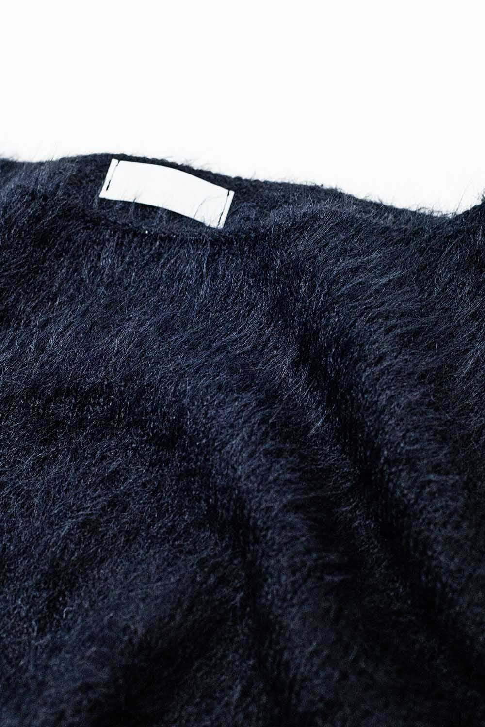 cropped fluffy sweater in black fitted at the waist