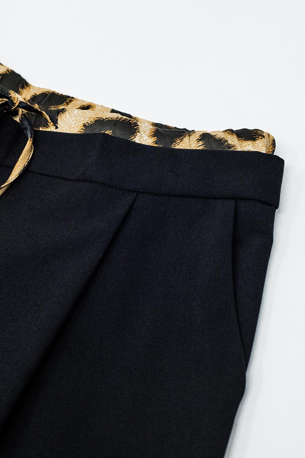 Long black pleated pants with leopard detail at the waist - trousers