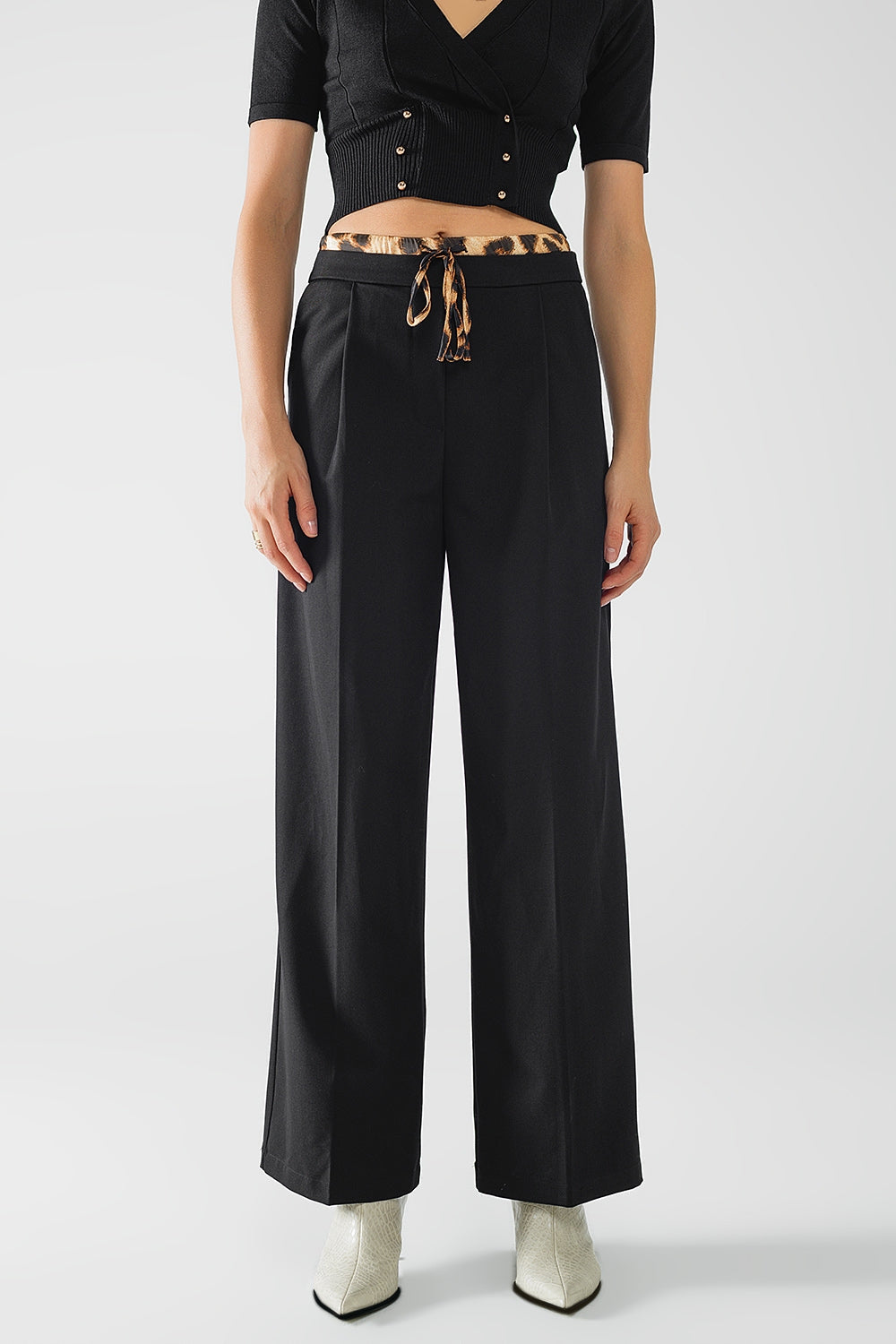 Long black pleated pants with leopard detail at the waist - trousers