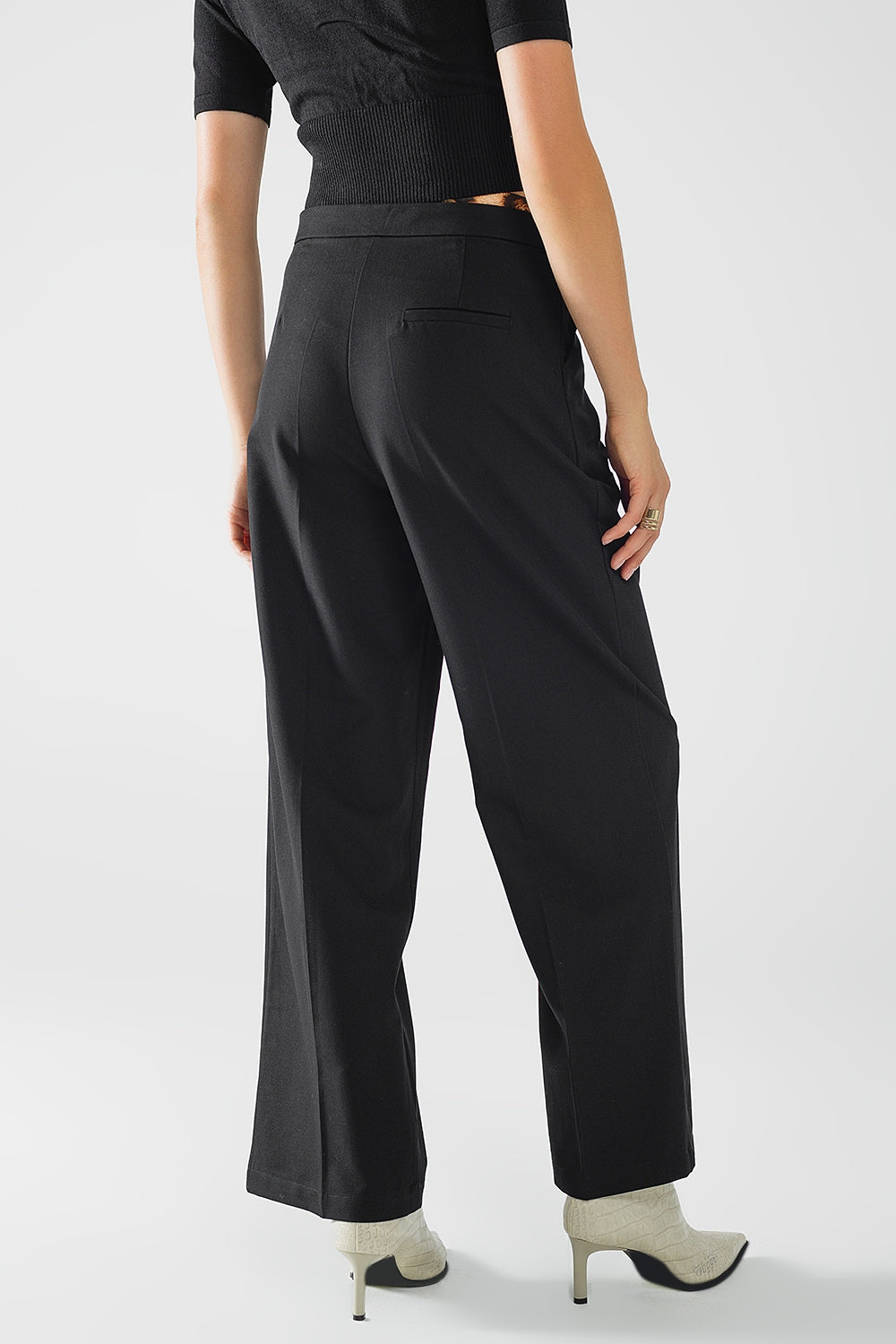 Long black pleated pants with leopard detail at the waist - trousers