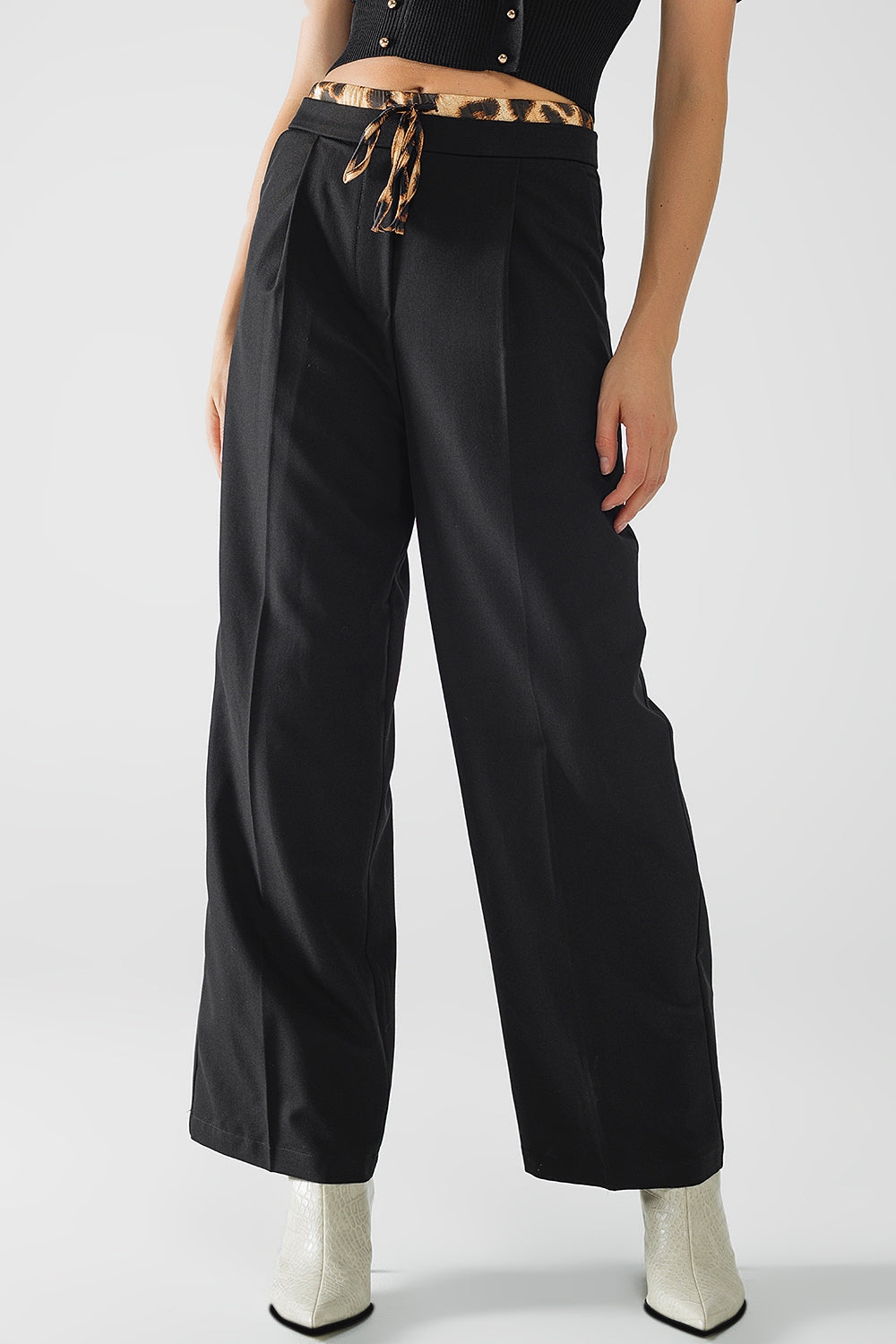 Long black pleated pants with leopard detail at the waist - trousers