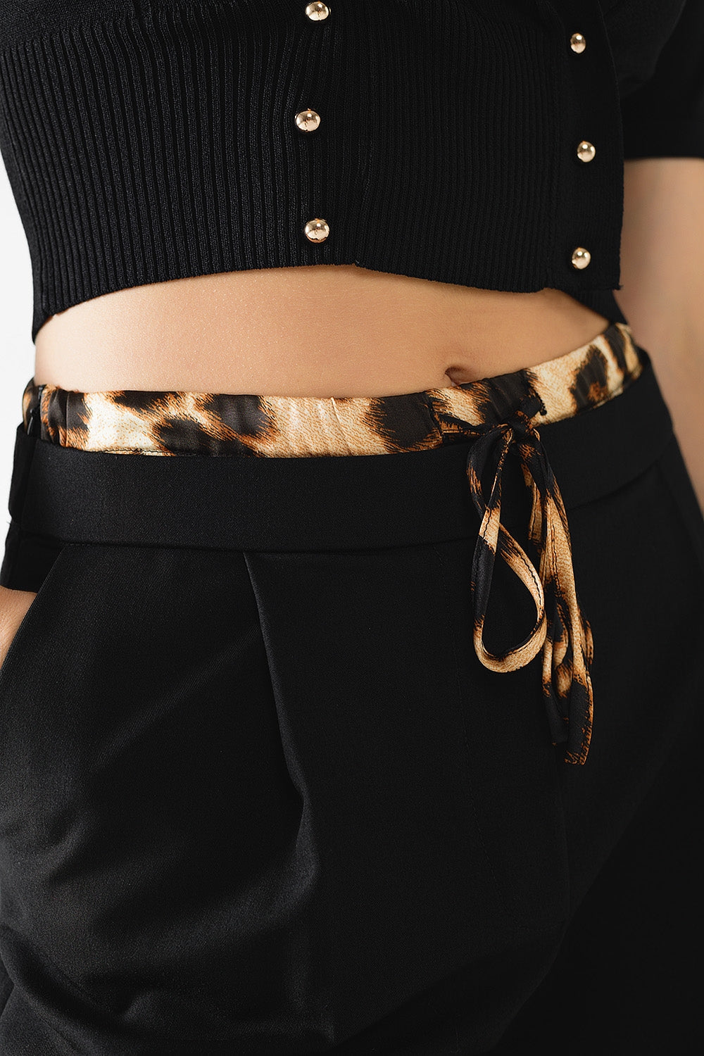 Long black pleated pants with leopard detail at the waist - trousers