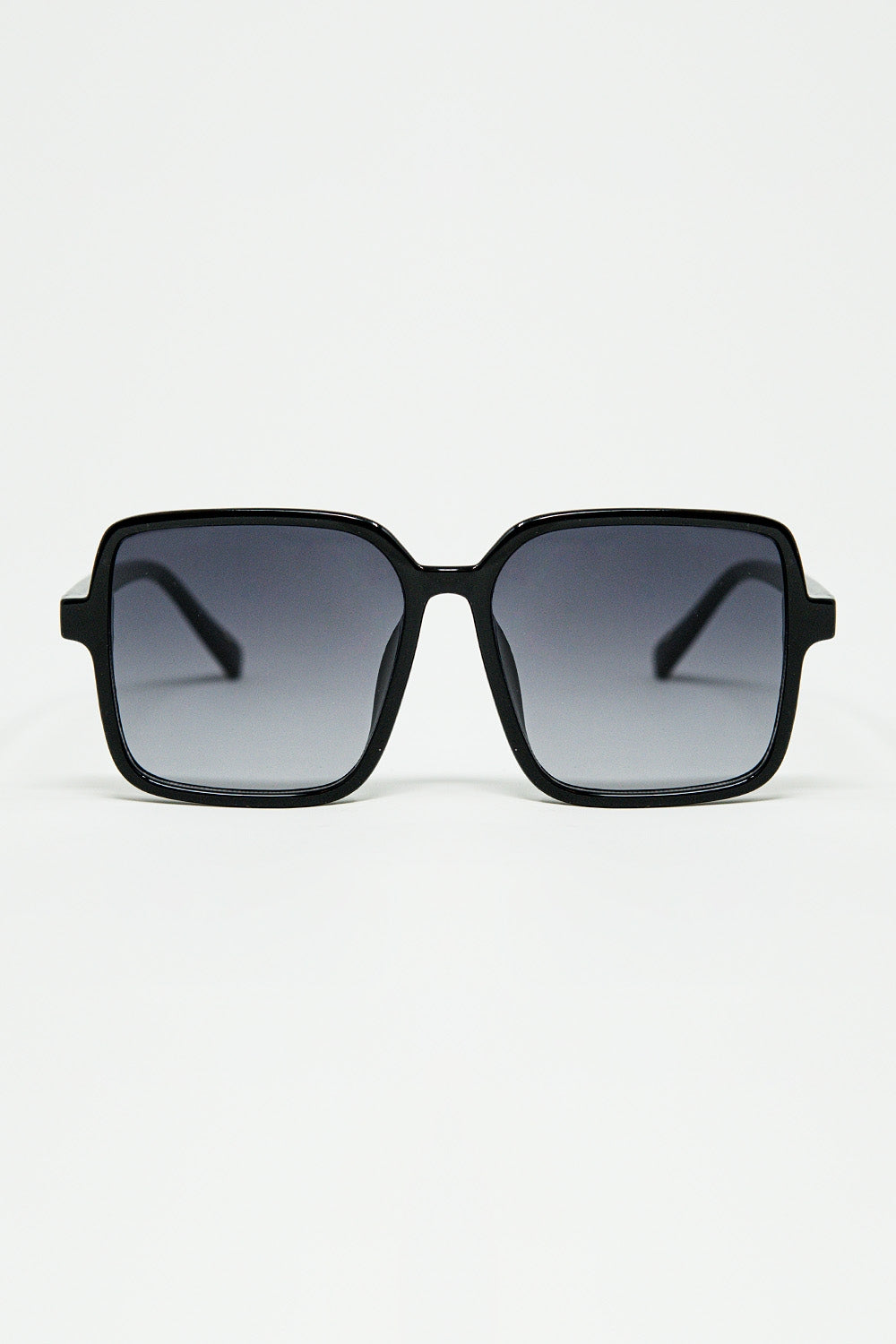 Square sunglasses with high gloss frame in black