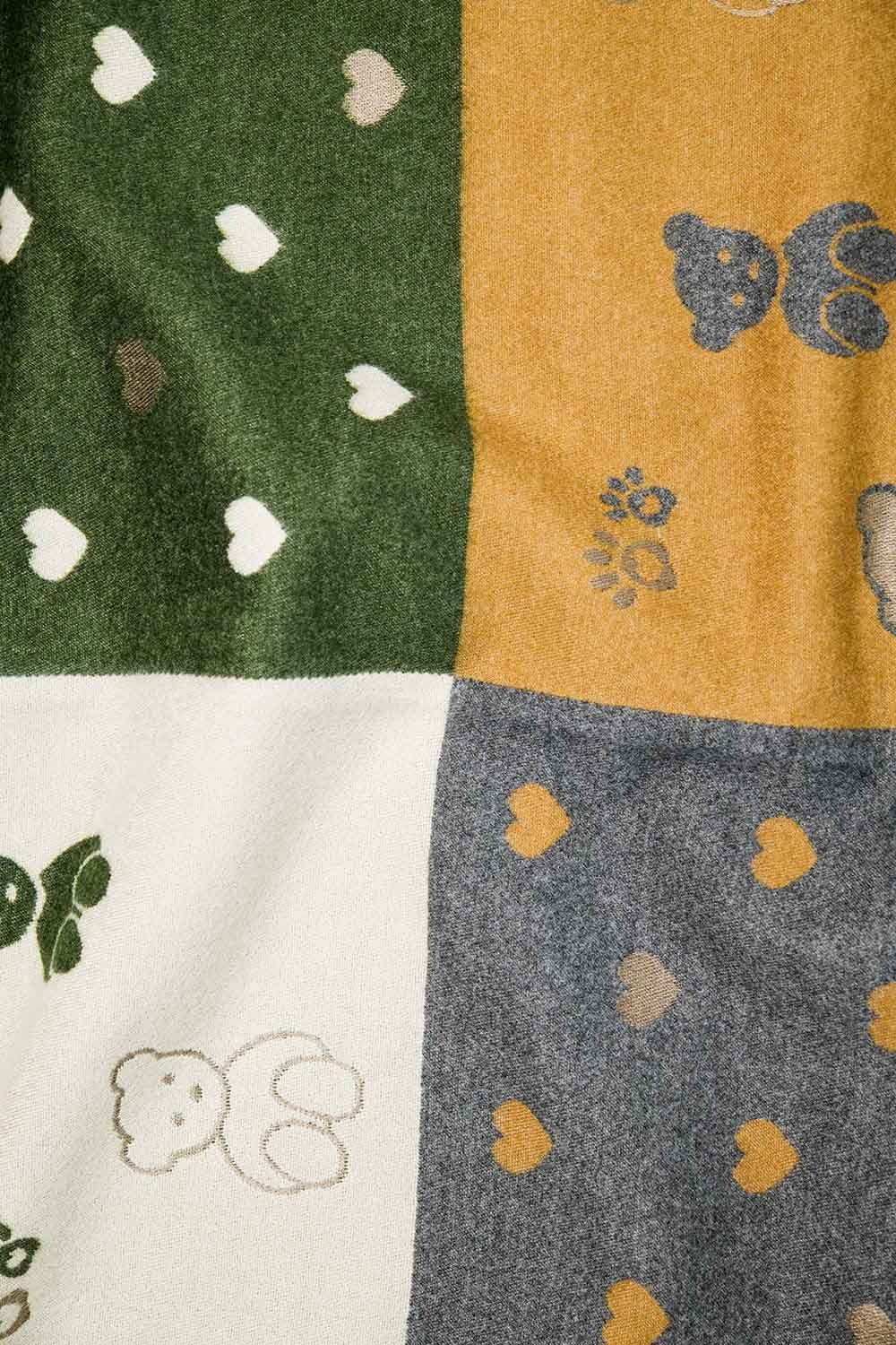 Knitted scarf with teddy bear and heart print in green - Scarves