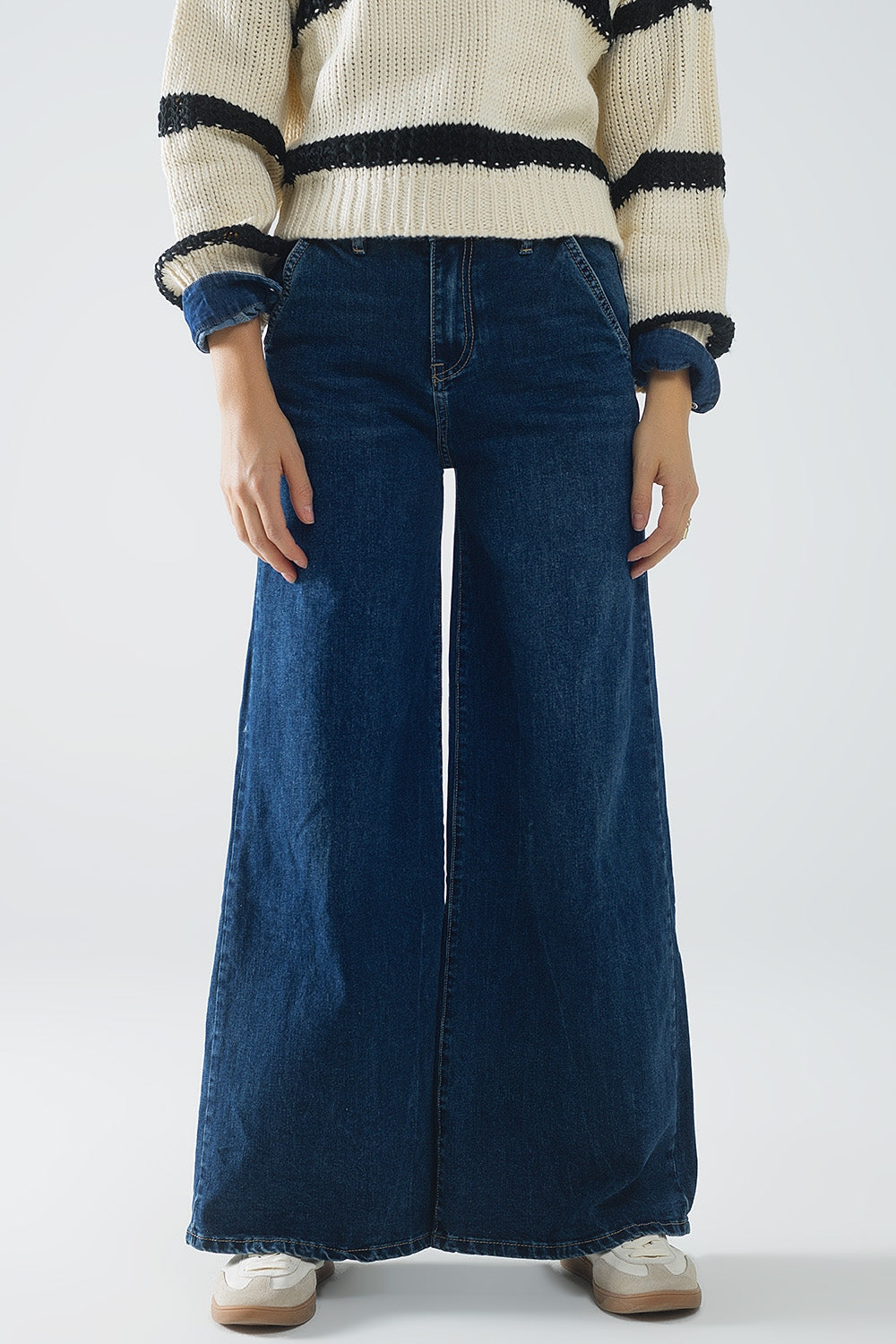 Super wide leg jeans in mid-wash - Denim