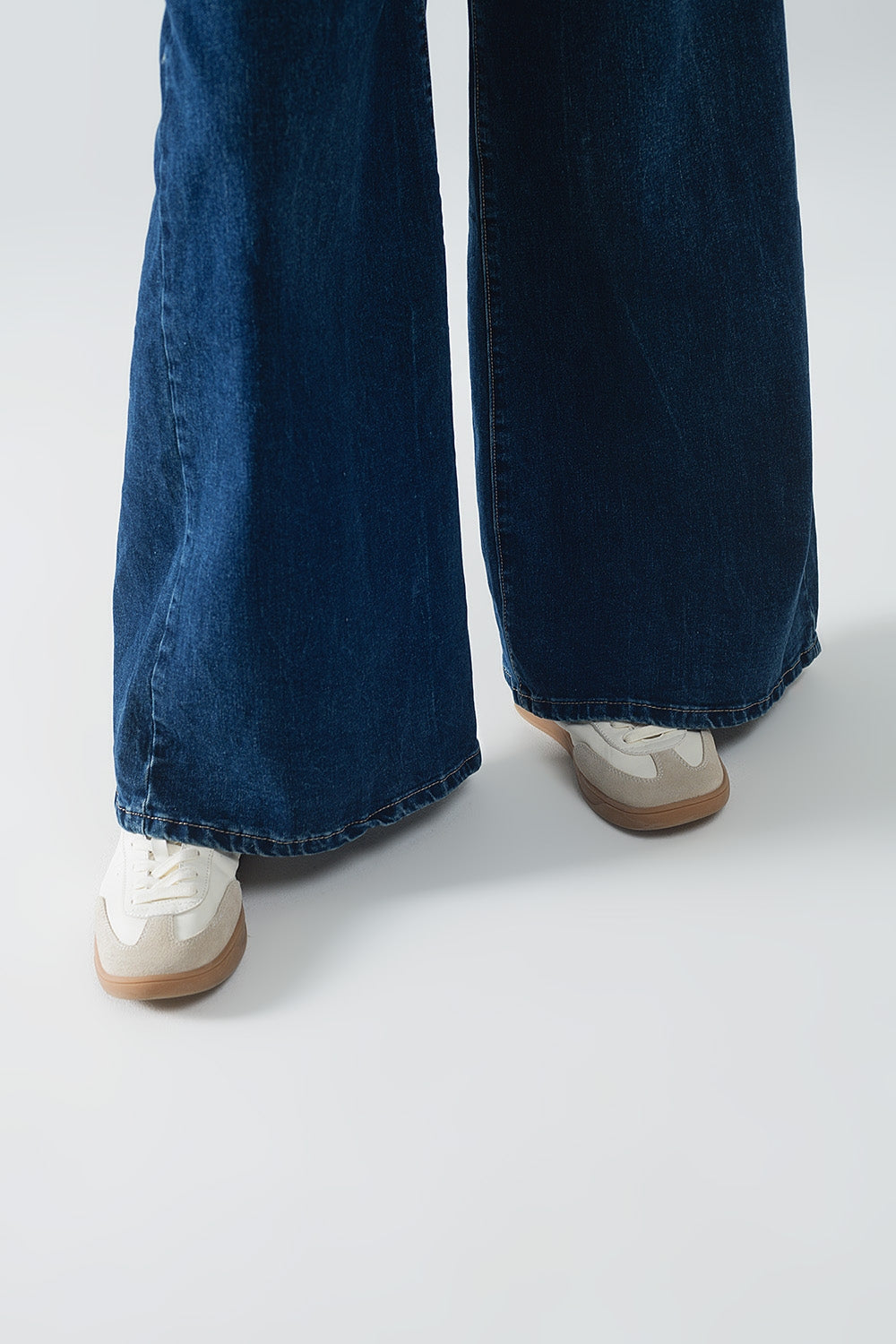 Super wide leg jeans in mid-wash - Denim