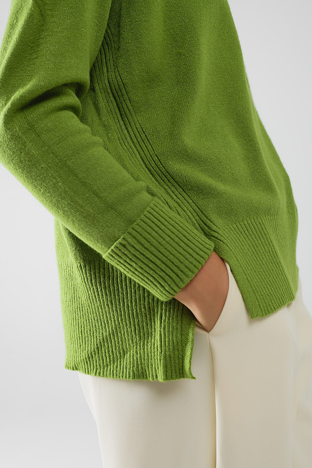 Green Long Sleeves Sweater With Sequins on The Shoulders