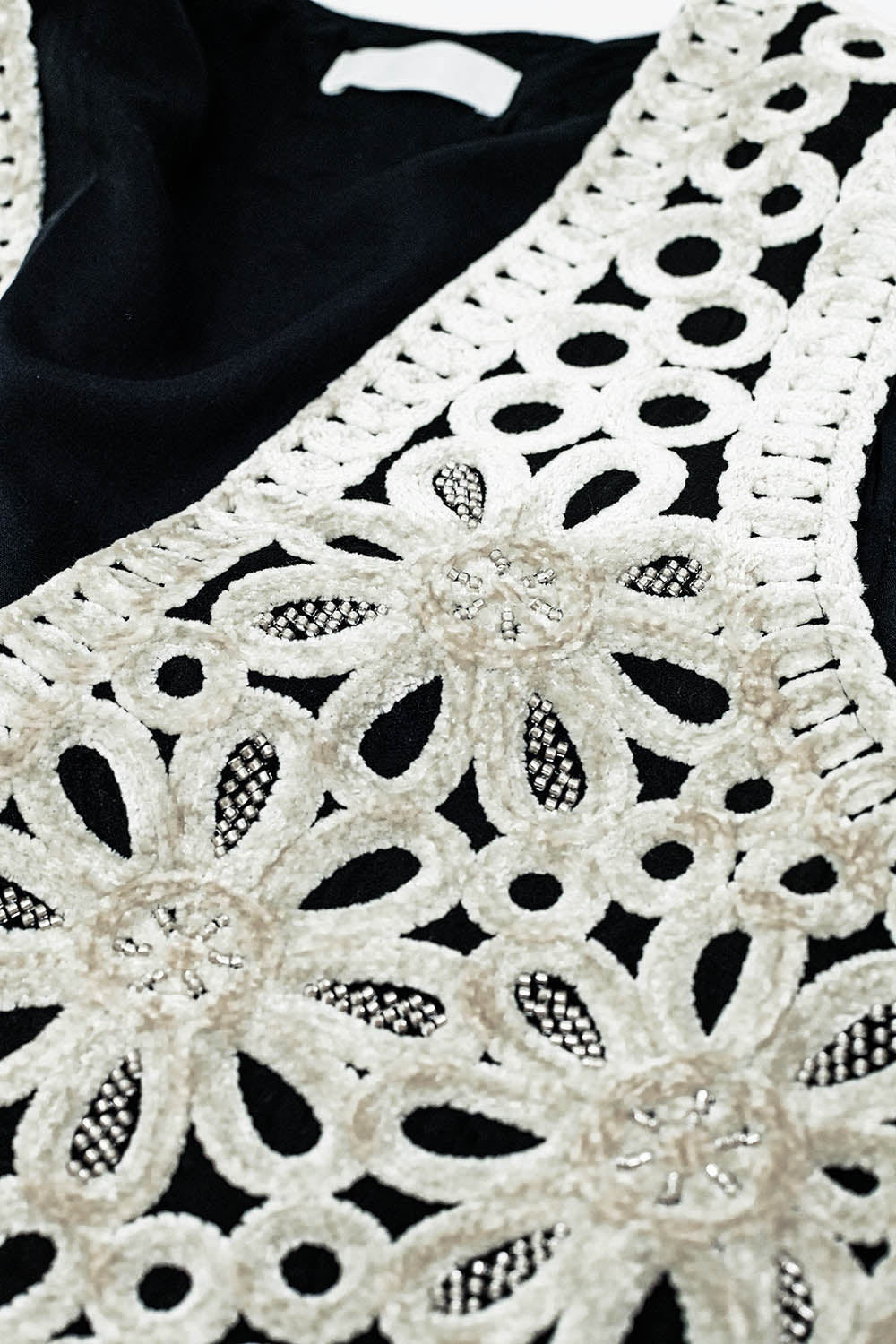Embroidery Velvet Short Vest in white