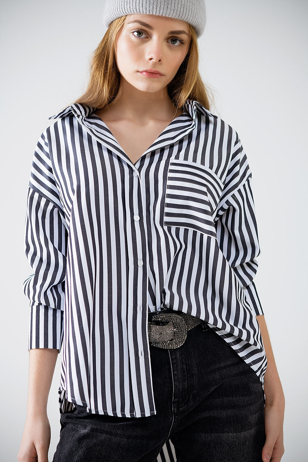 Chemise en popeline à rayures verticales noires et poche poitrine