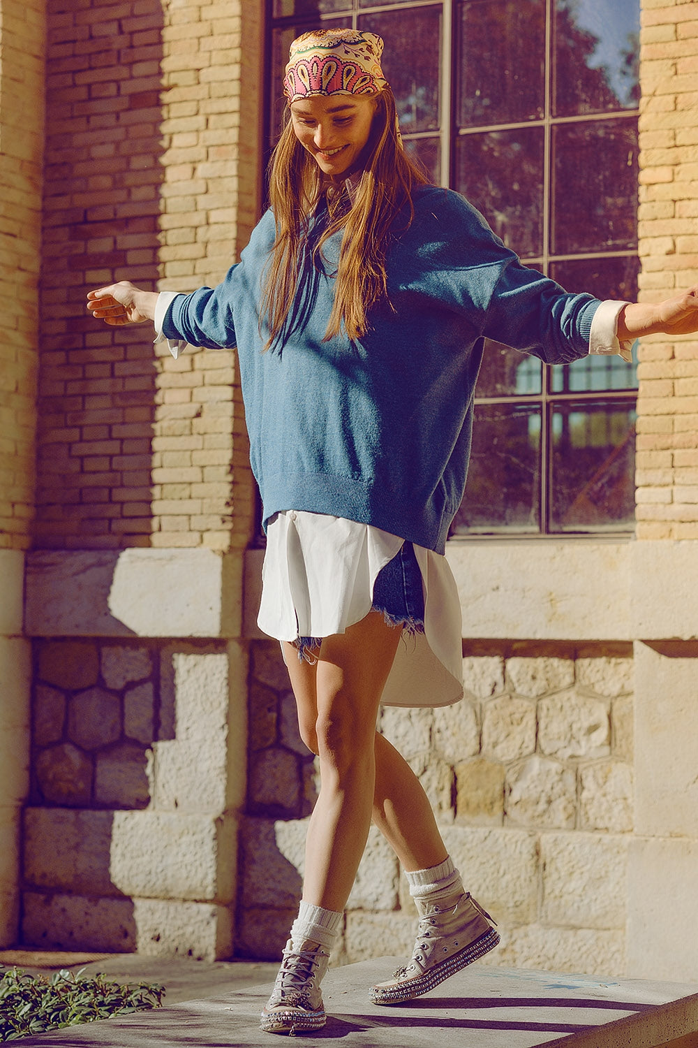 Loose fine-knit sweater in blue with a round neck - jumper