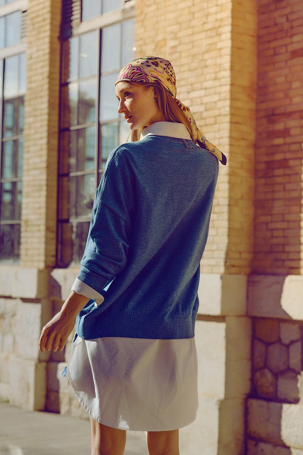 Loose fine-knit sweater in blue with a round neck - jumper