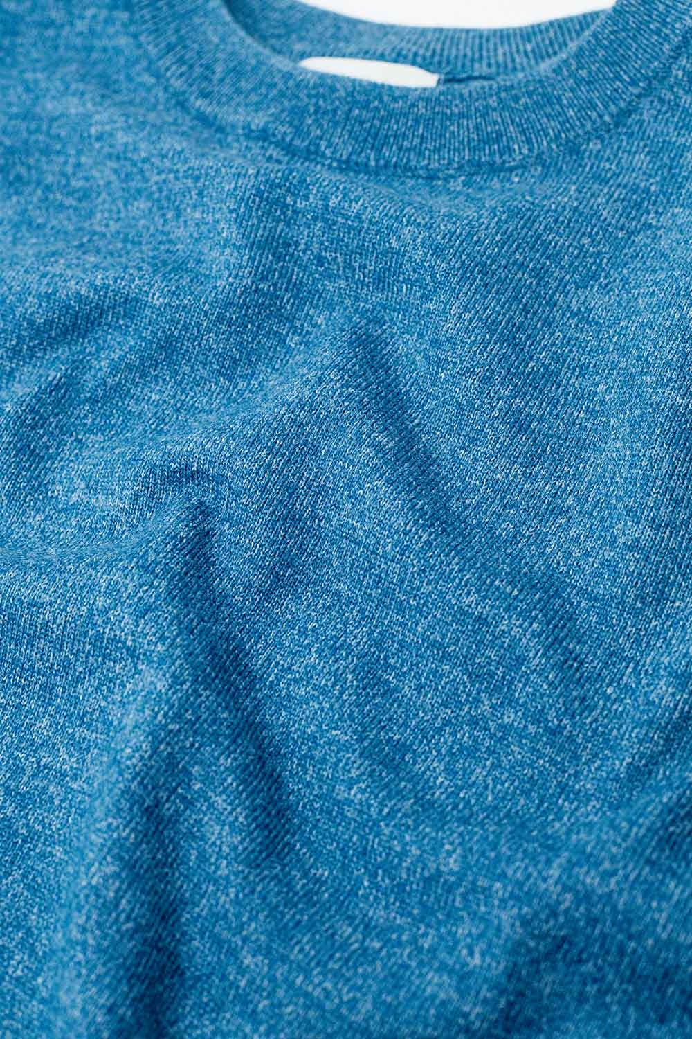 Loose fine-knit sweater in blue with a round neck - jumper