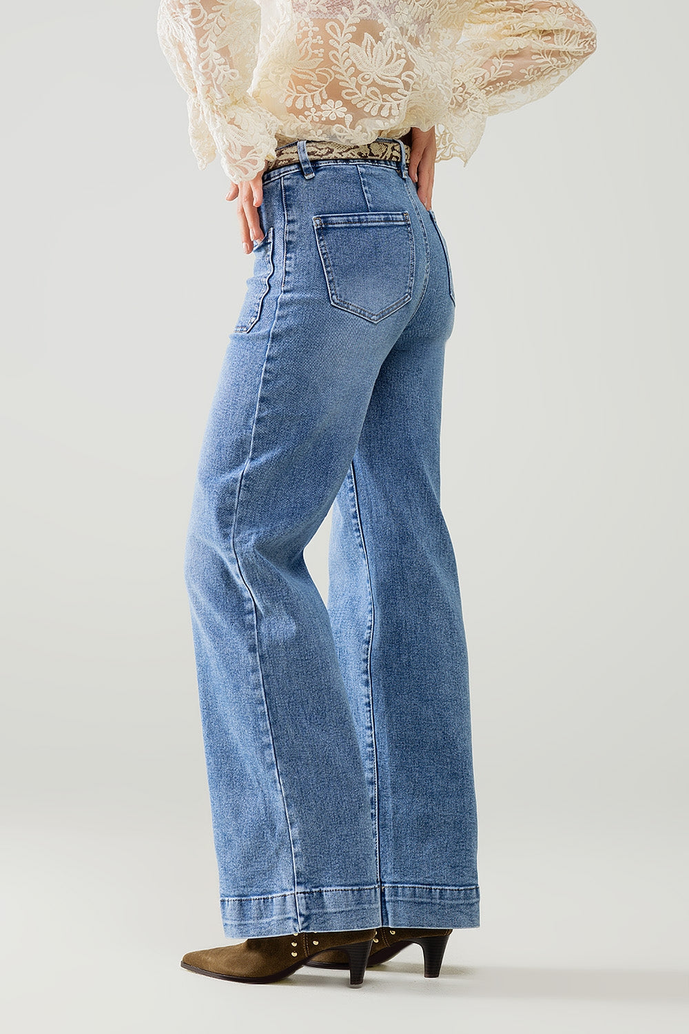 Stretchy Straight Leg Jeans With Front Pocked in Medium Wash - Denim