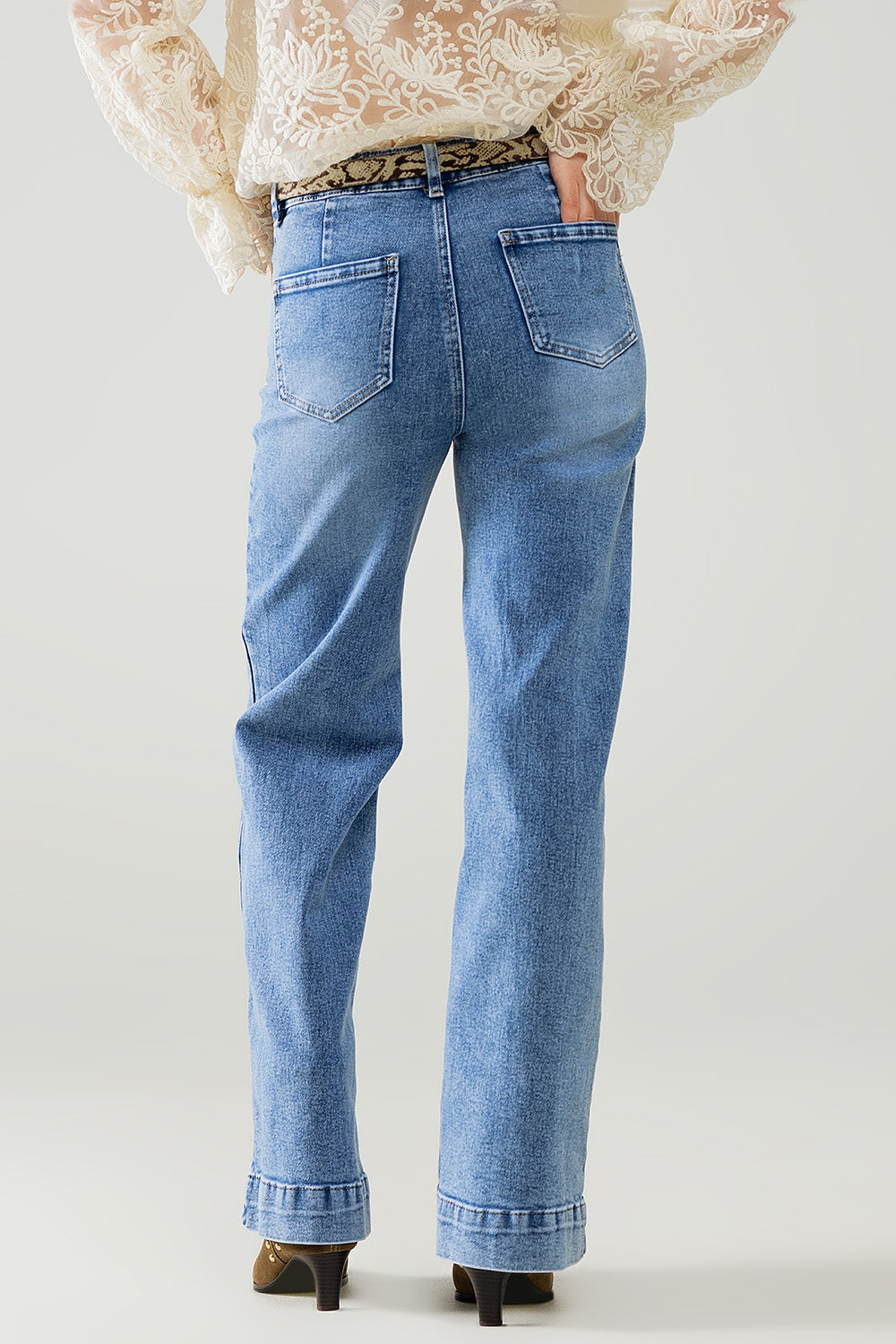 Stretchy Straight Leg Jeans With Front Pocked in Medium Wash - Denim