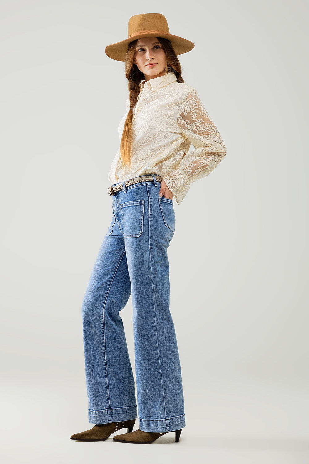 Stretchy Straight Leg Jeans With Front Pocked in Medium Wash - Denim