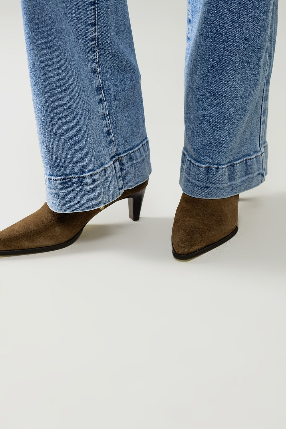 Stretchy Straight Leg Jeans With Front Pocked in Medium Wash - Denim