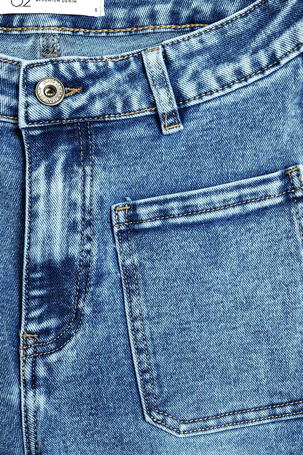 Stretchy Straight Leg Jeans With Front Pocked in Medium Wash - Denim
