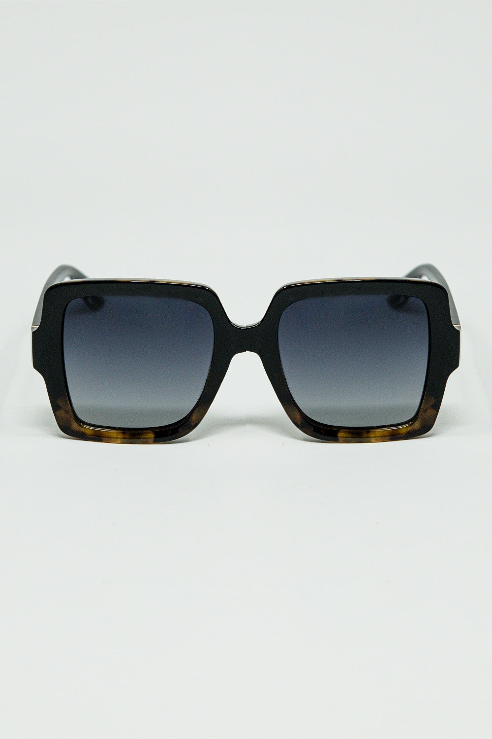Sunglasses with a gradient print frame and black temples