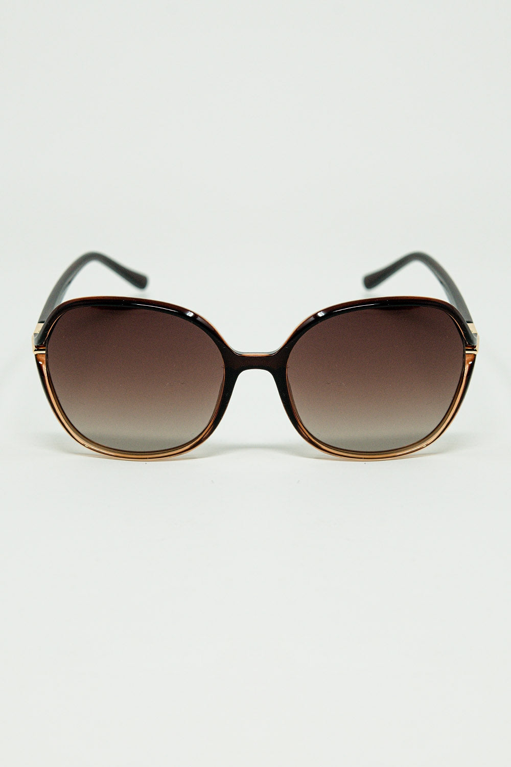 Round sunglasses in caramel color with gold metal detail