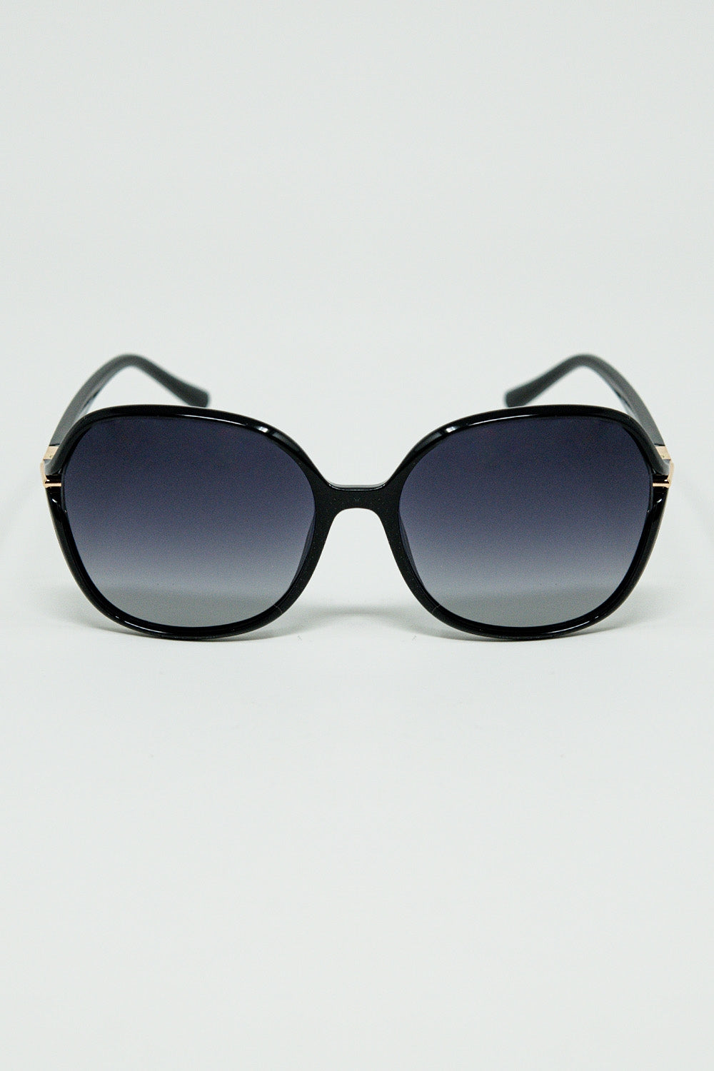 Round sunglasses in black with gold metal detail