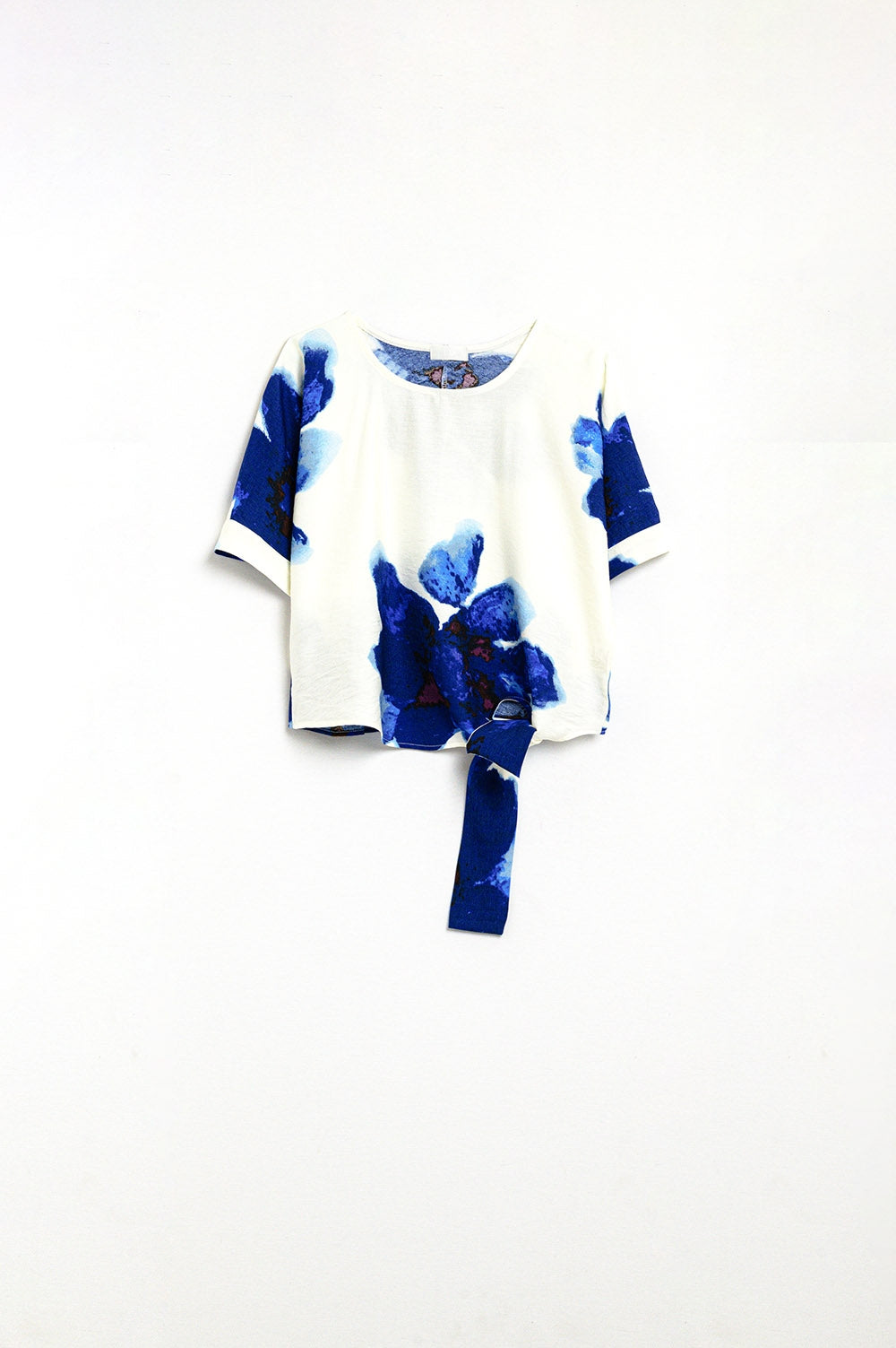 Cropped white Blouse With Tropical Floral Print in Blue - Shirts, top