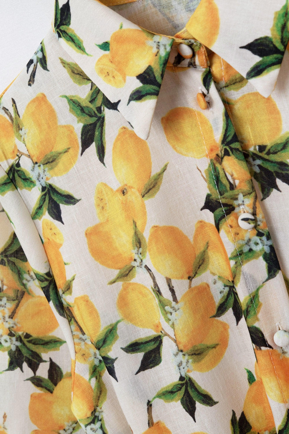 Romantic dress with waistband and lemon print and short sleeves - dress