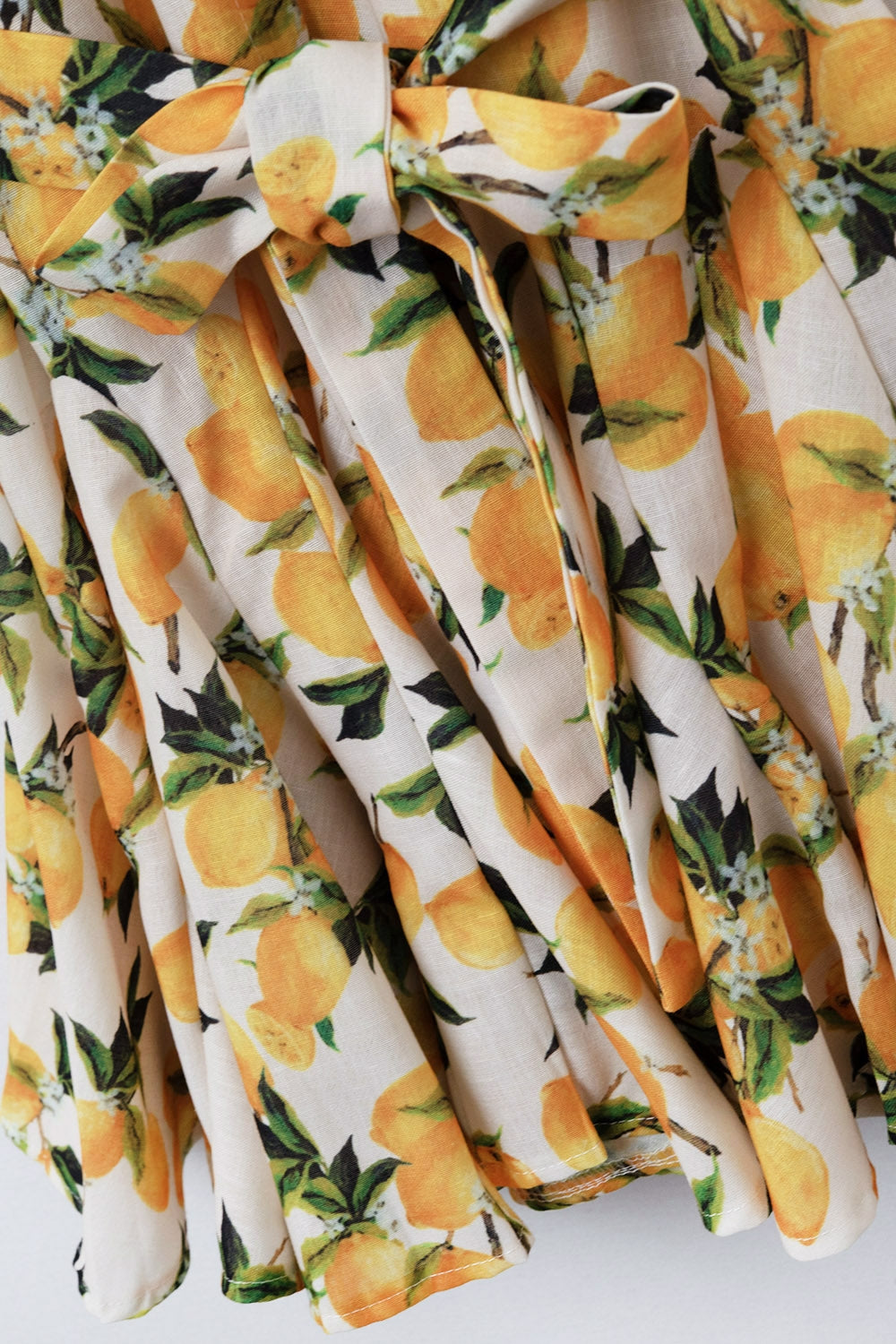Romantic dress with waistband and lemon print and short sleeves - dress