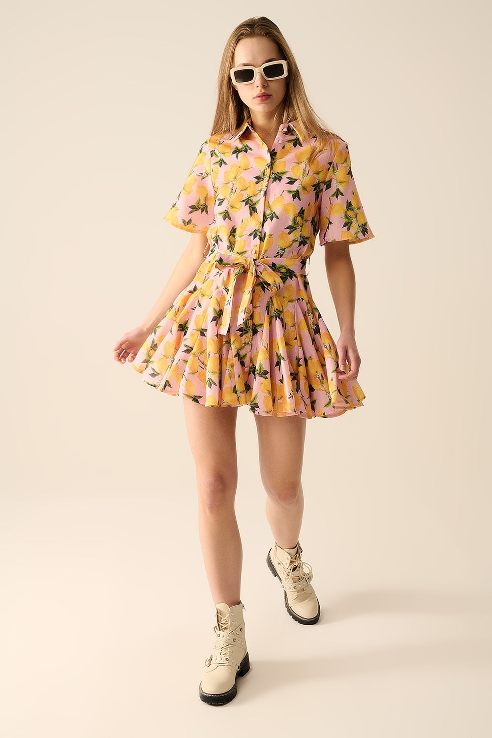 Romantic dress with waistband and lemon print and short sleeves in Pink - dress