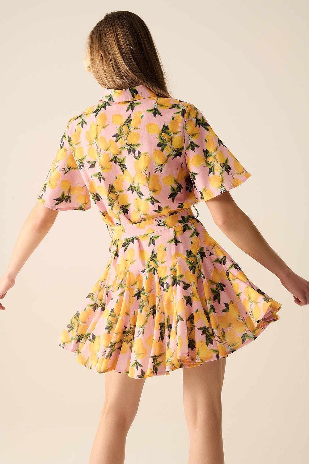 Romantic dress with waistband and lemon print and short sleeves in Pink - dress