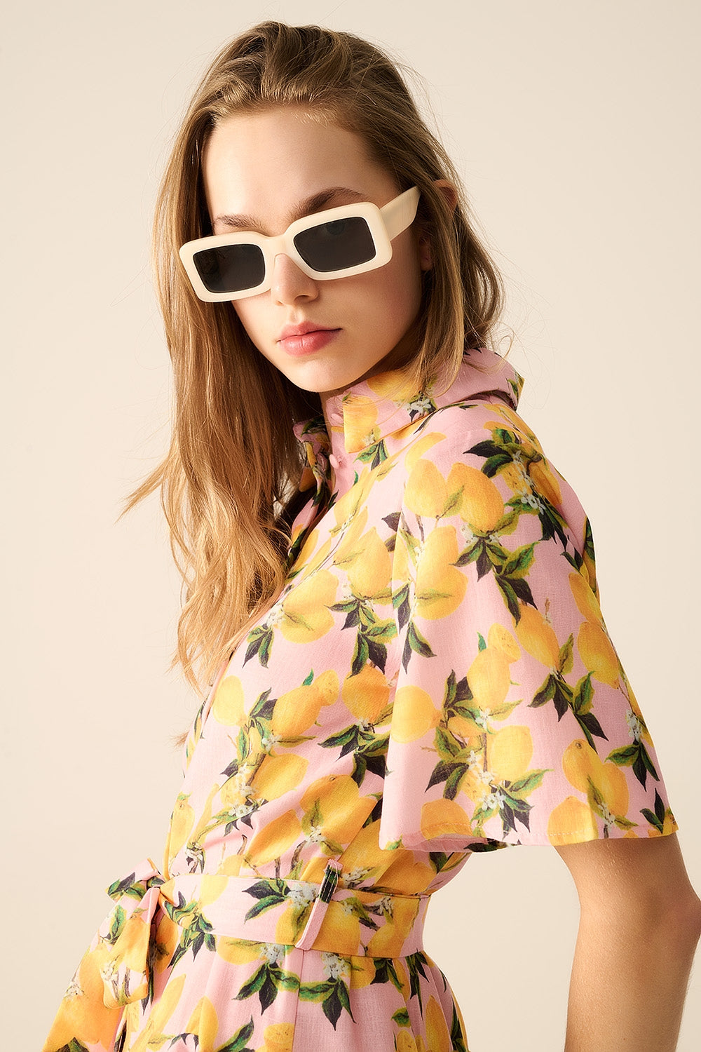 Romantic dress with waistband and lemon print and short sleeves in Pink - dress