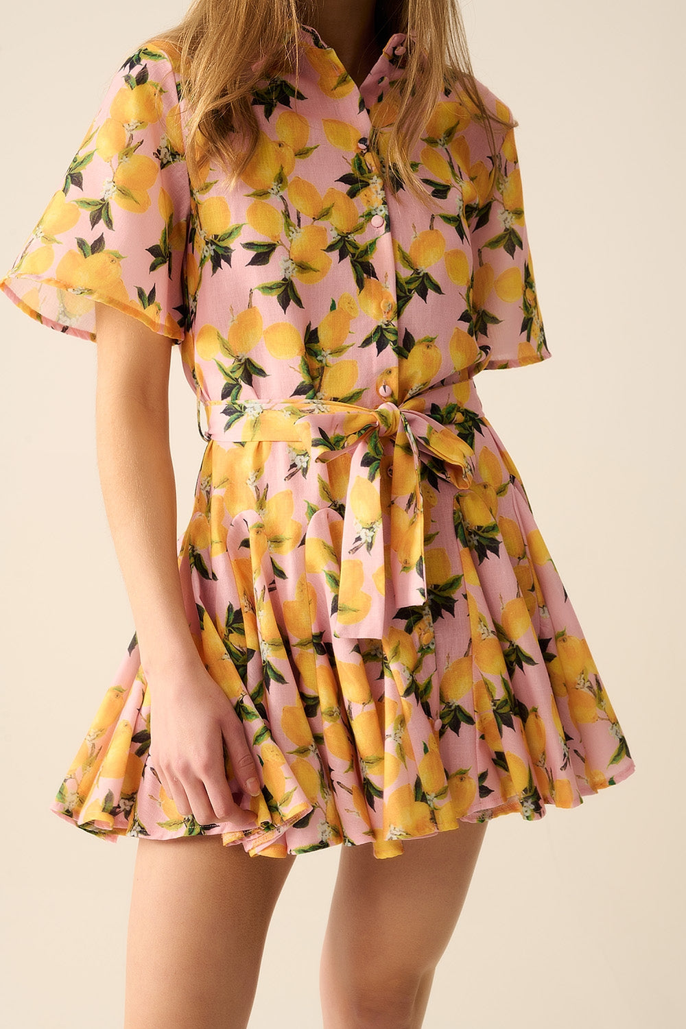 Romantic dress with waistband and lemon print and short sleeves in Pink - dress